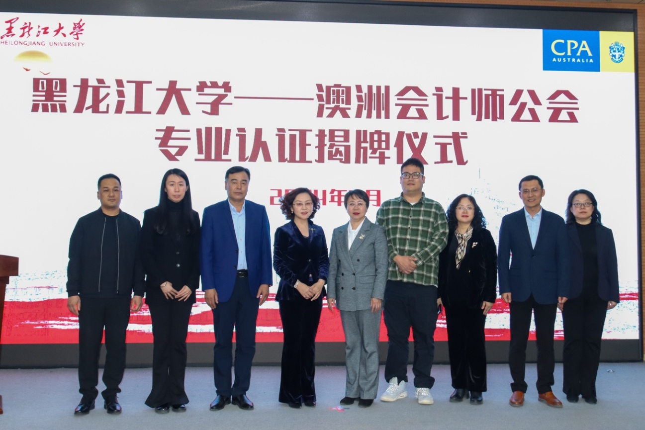 男人和女人在路上走描述已自动生成 男人和女人在路上走描述已自动生成